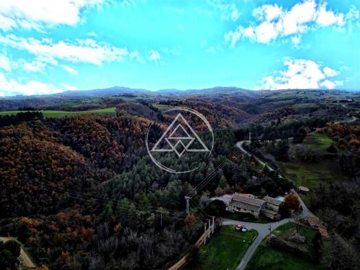 Ferme à vendre 468 750 € 14 pièces 9 chambres 285,8 m² 136 520 m² de terrain Mauves 07300