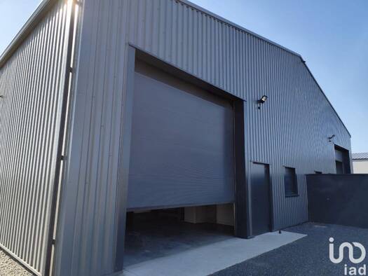 Local d'activités à louer 1 175 € 198 m² d'espace de stockage Druye 37190