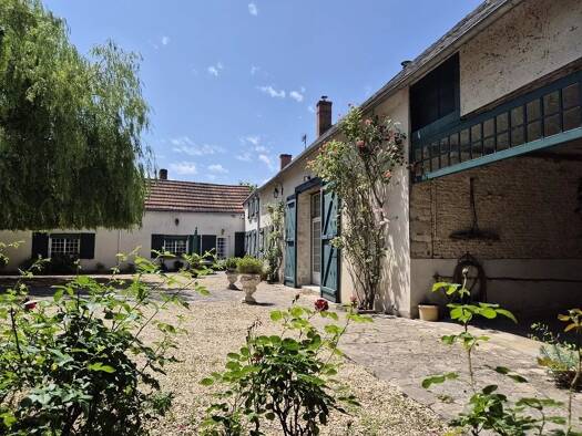 Maison à vendre 325 000 € 11 pièces 2 chambres 330 m² 4 410 m² de terrain Boynes 45300