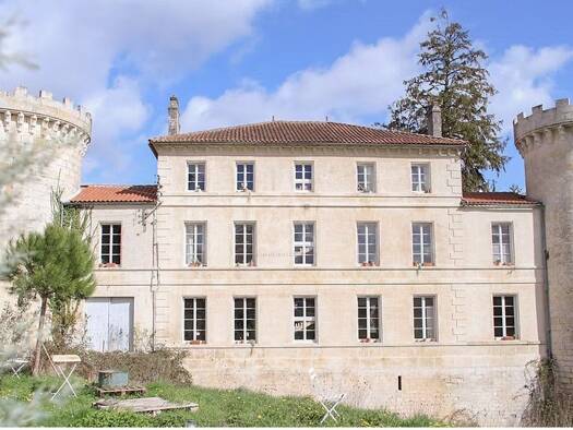 Château à vendre 1 490 000 € 12 pièces 8 chambres 500 m² 80 000 m² de terrain Saint Ausone-Saint Martin-Saint Gelais Angoulême 16000