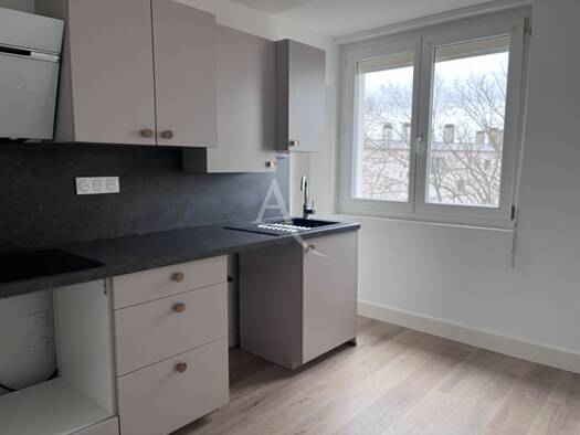 Appartement à louer 770 € 4 pièces 3 chambres 69 m² Étage 4/4 Champlain Rochefort 17300