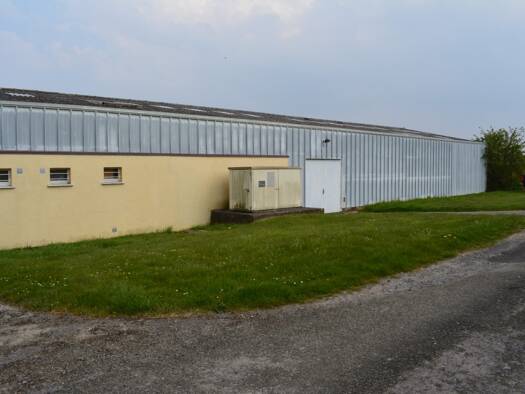 Entrepôt à vendre 140 000 € 1 350 m² d'espace de stockage Vendeuil 02800