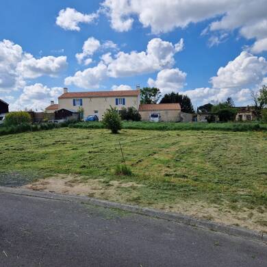 Terrain constructible viabilisé à vendre 32 000 € 660 m² de terrain Lairoux 85400