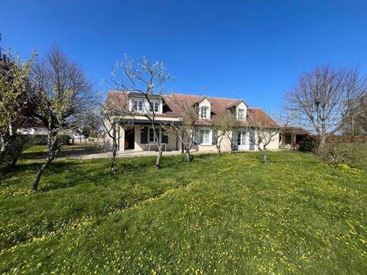 Maison à vendre 210 400 € 7 pièces 6 chambres 196 m² 4 065 m² de terrain Saint-Georges-sur-la-Prée 18100