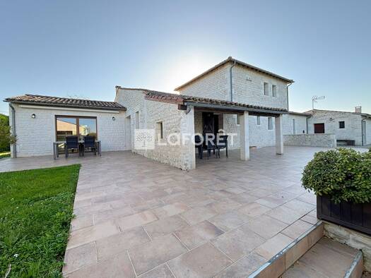 Maison à vendre 540 000 € 7 pièces 4 chambres 180 m² 3 461 m² de terrain Chermignac 17460