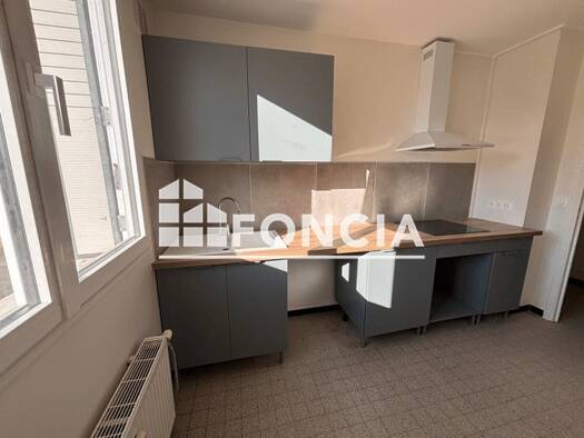 Appartement à louer 740 € 3 pièces 2 chambres 58 m² RDC Vieux Bourg Livron-sur-Drôme 26250