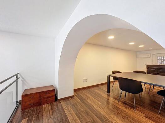 Local commercial à louer 1 250 € 76 m² de surface de vente Centre Ville Ajaccio 20000