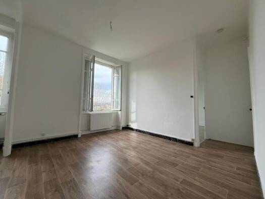 Appartement à louer 391 € 4 pièces 3 chambres 56 m² 1er étage Saint-Vincent-de-Reins 69240