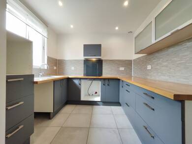 Appartement à louer 760 € 3 pièces 2 chambres 63 m² Dernier étage, Étage 2/2 Montfavet Montfavet 84140