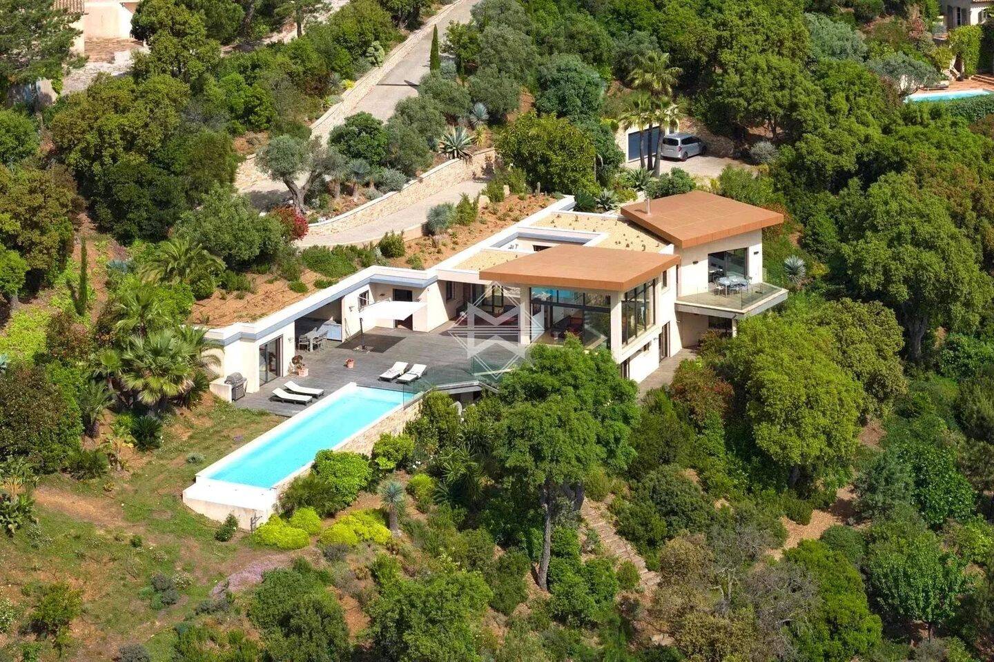 Maison à vendre, 330m², LA CROIX VALMER