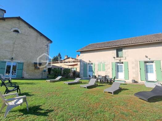 Maison de vacances à vendre 390 000 € 8 pièces 7 chambres 340 m² 900 m² de terrain Saint-Médard-de-Mussidan 24400