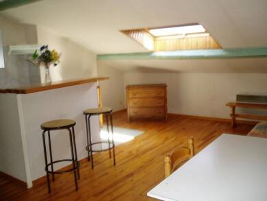 Appartement à louer 305 € 1 pièce 17 m² Dernier étage, Étage 3/3 Saint Etienne 42000