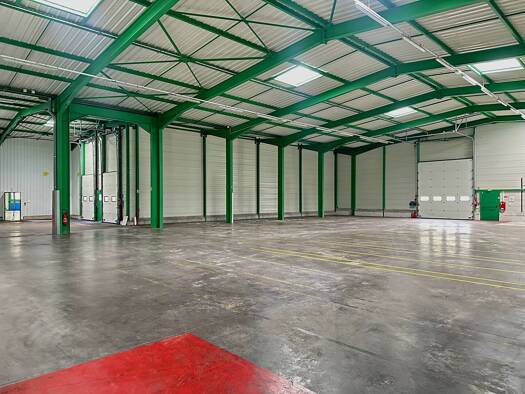 Local d'activités à vendre 5 400 000 € 9 500 m² d'espace de stockage Bouvent Oyonnax 01100