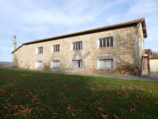 Ferme à vendre 290 000 € 9 pièces 2 chambres 450 m² 2 823 m² de terrain Saint-Laurent-de-Chamousset 69930