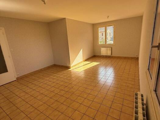 Appartement à louer 633 € 4 pièces 3 chambres 88 m² Étage 1/1 St Martin du Fresne 01430