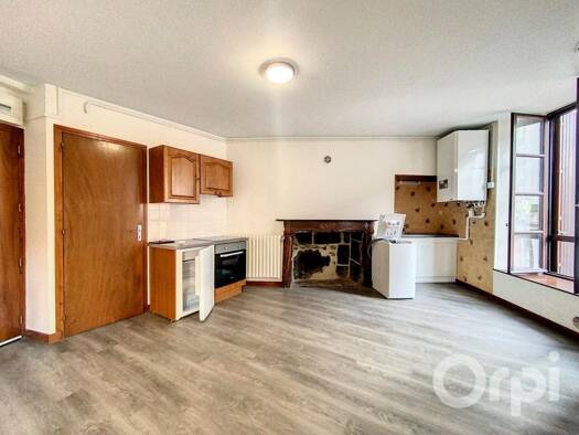 Appartement à louer - logement étudiant 326 € 2 pièces 1 chambre 1er étage Sud Saint-Flour 15100