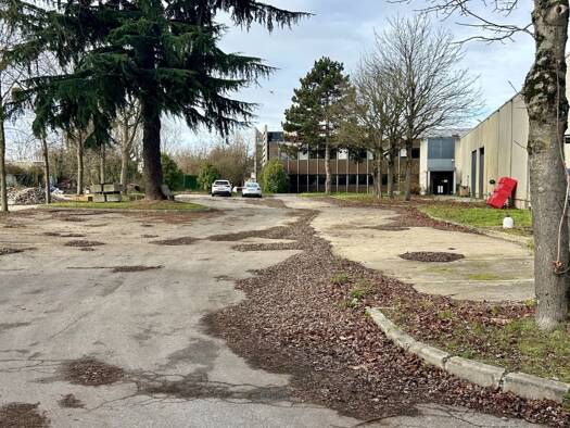 Entrepôt à vendre 3 848 000 € 3 000 m² d'espace de stockage Plaisir 78370