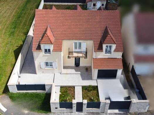 Maison à vendre 739 000 € 8 pièces 6 chambres 220 m² 670 m² de terrain Centre Savigny-le-Temple 77176