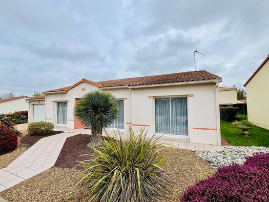 Maison de plain-pied à vendre 218 900 € 5 pièces 2 chambres 90 m² 646 m² de terrain Bel-Air Belle Feuille Abattoir Bressuire 79300