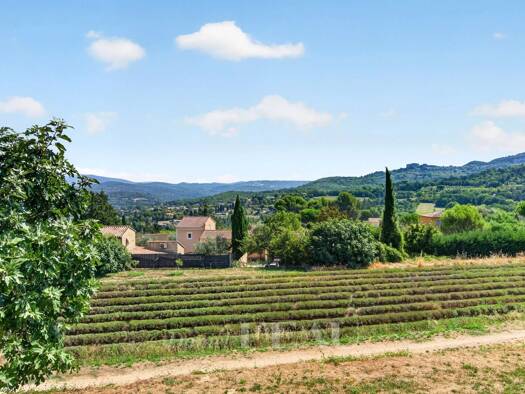 Mas à vendre 650 000 € 5 pièces 2 chambres 189 m² 3 839 m² de terrain Nord Apt 84400