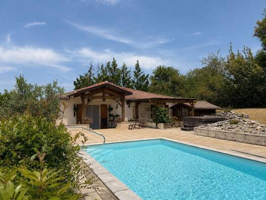 Maison à vendre 277 000 € 4 pièces 2 chambres 118 m² 3 191 m² de terrain Sérignac 46700