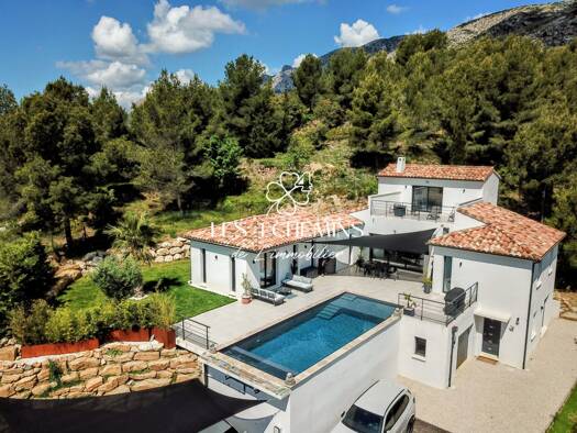 Villa à vendre 1 160 000 € 7 pièces 4 chambres 200 m² Puyloubier 13114