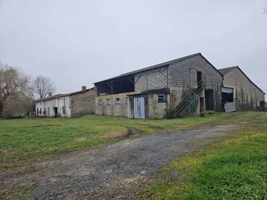 Maison à vendre 127 680 € 5 pièces 3 chambres 113 m² 10 000 m² de terrain Neuvicq 17270