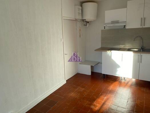 Appartement à louer 400 € 1 pièce 17 m² Étage 3/3 Hyères 83400