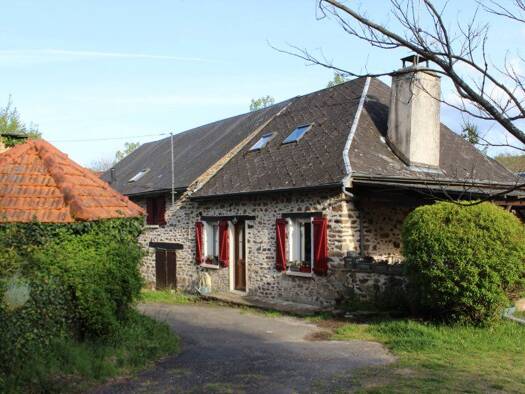 Ferme à vendre 169 000 € 7 pièces 4 chambres 173 m² 14 003 m² de terrain Uzerche 19140