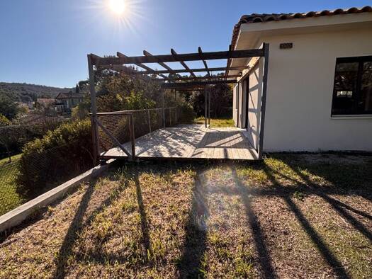 Maison de plain-pied à louer 1 410 € 3 pièces 2 chambres 97 m² 200 m² de terrain Peypin 13124