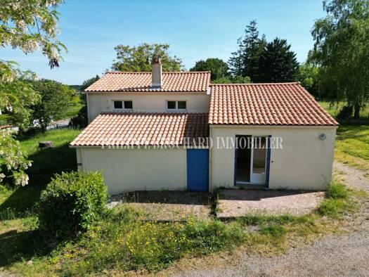 Maison à vendre 159 600 € 4 pièces 2 chambres 69,9 m² 936 m² de terrain Mareuil-sur-Lay-Dissais 85320