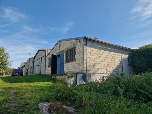 Entrepôt à vendre 260 000 € 389 m² d'espace de stockage Trucy 02860