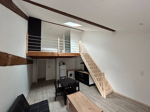 Appartement à louer 650 € 2 pièces 1 chambre 39 m² Étage 3/3 Sud Lagnieu 01150