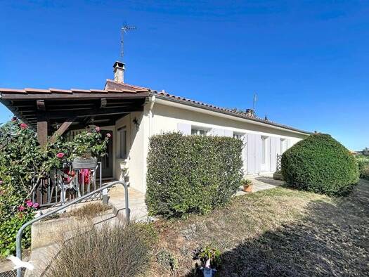 Maison de plain-pied à vendre 129 808 € 5 pièces 4 chambres 110 m² 565 m² de terrain Confolens 16500