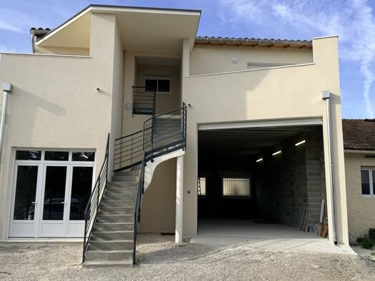 Local d'activités à louer 1 000 € 135 m² d'espace de stockage Centre Ville Sorgues 84700