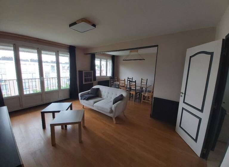Appartement à louer 850 € 4 pièces 2<br/>chambres 82 m²<br/>superficie Dernier étage, 4/4<br/>étage Clos Au Duc Evreux 27000