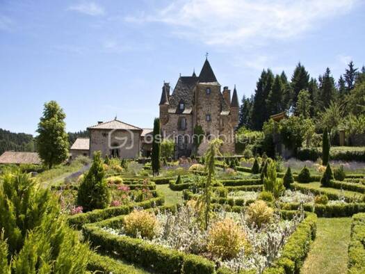 Château à vendre 950 000 € 21 pièces 13 chambres 700 m² 53 000 m² de terrain Saint-Flour 15100