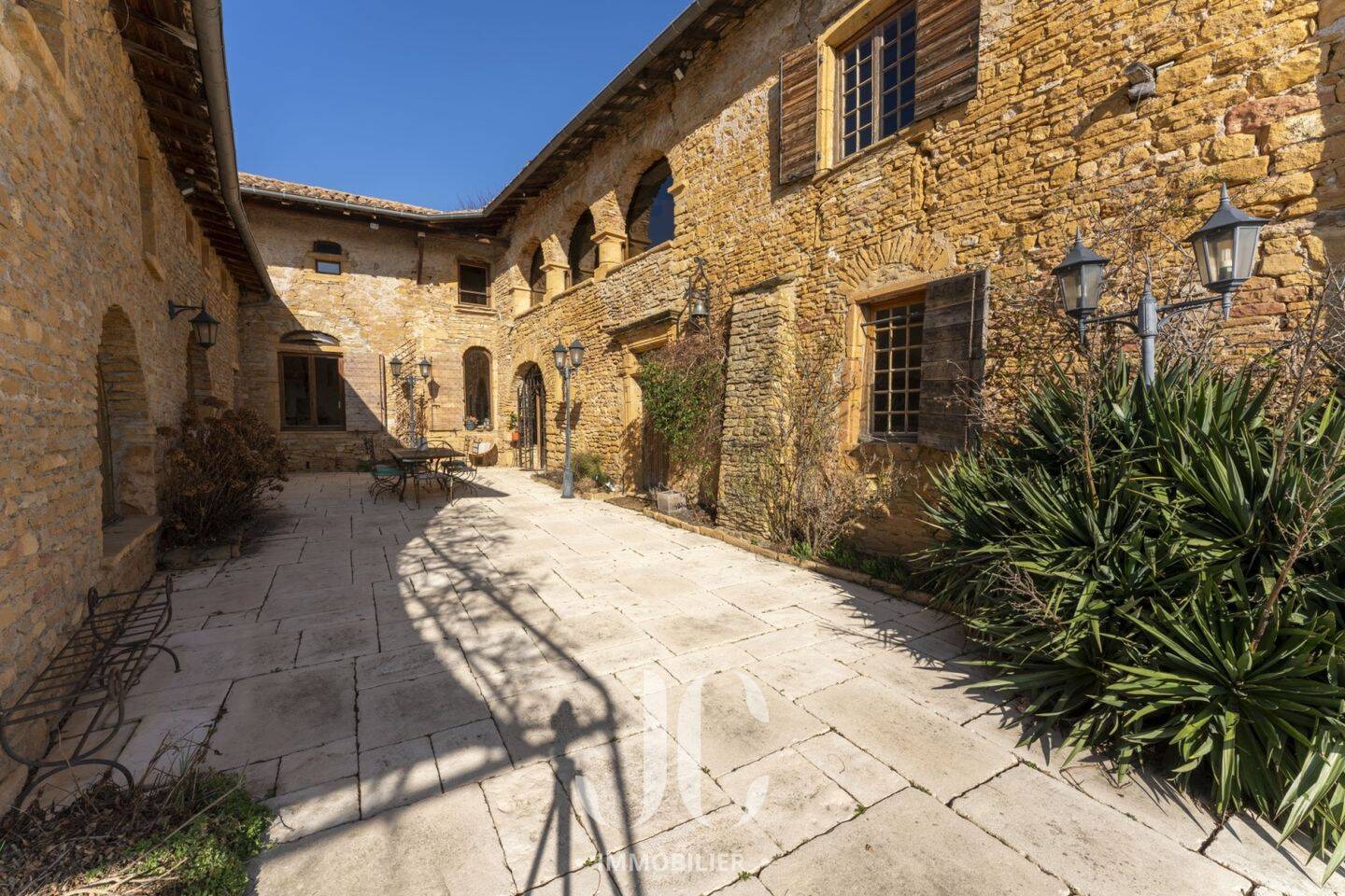 Maison à vendre, 354m², VILLE SUR JARNIOUX