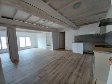 Appartement à louer 570 € 3 pièces 2 chambres 64 m² Dernier étage, Étage 2/2 Lezignan Corbieres 11200