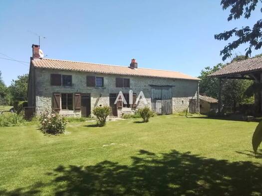 Maison à vendre 133 750 € 4 pièces 1 chambre 115 m² 6 889 m² de terrain Savigné 86400