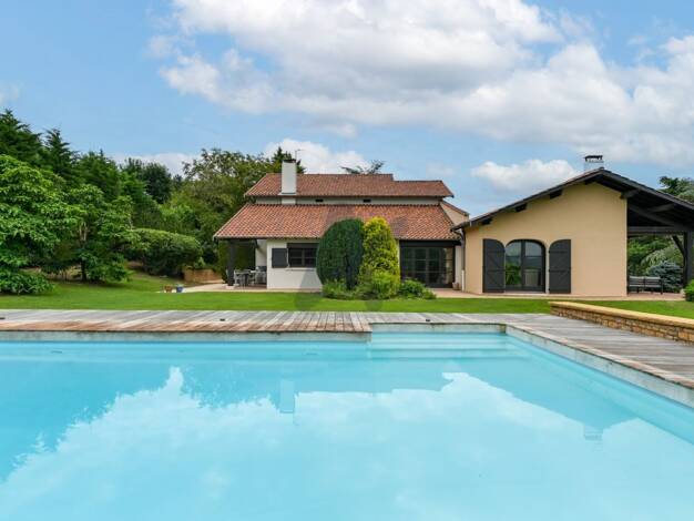 Maison de plain-pied à vendre 1 190 000 € 9 pièces 5 chambres 300 m² 3 540 m² de terrain Montanay 69250