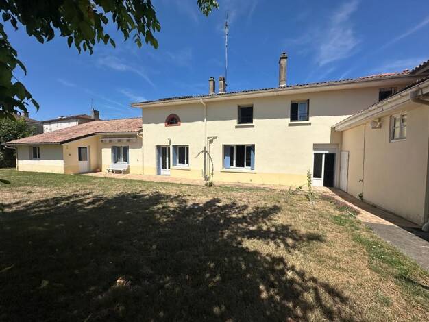 Maison à vendre 304 000 € 9 pièces 8 chambres 285 m² 3 643 m² de terrain Castets et Castillon 33210