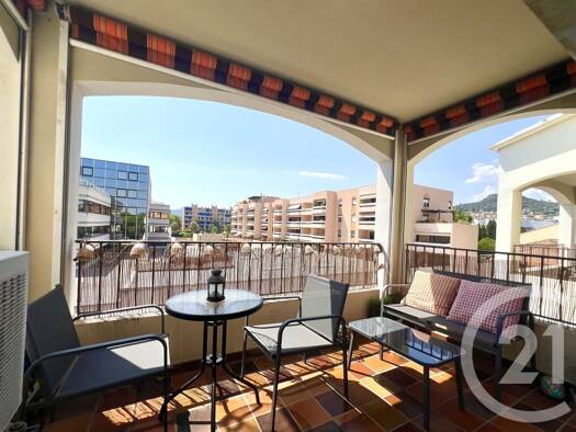 Duplex à vendre 269 000 € 3 pièces 2 chambres 72,65 m² 3ème étage Hyères 83400
