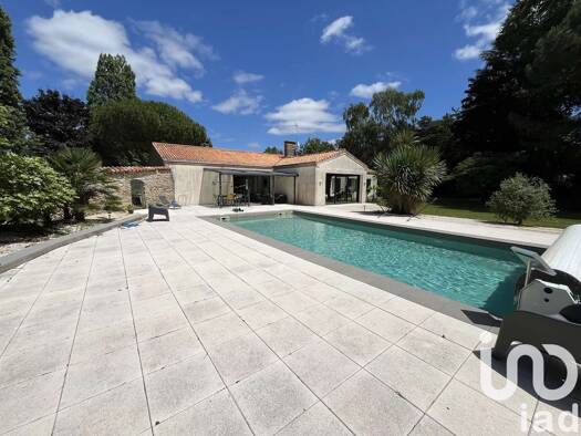 Maison de plain-pied à vendre 239 000 € 7 pièces 5 chambres 177 m² 4 500 m² de terrain Viennay 79200