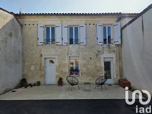 Maison à vendre 242 000 € 9 pièces 3 chambres 140 m² 520 m² de terrain Douzat 16290