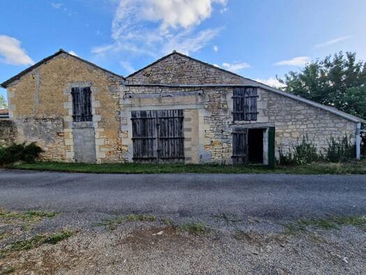 Maison à vendre 69 990 € 3 pièces 2 chambres 169 m² 708 m² de terrain Lavoux 86800