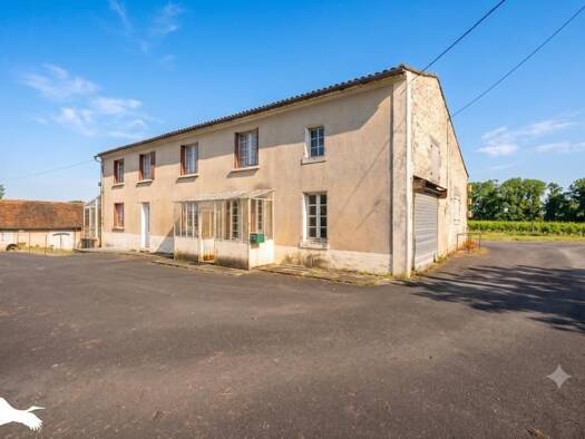 Maison à vendre 153 700 € 10 pièces 6 chambres 181 m² 7 060 m² de terrain Nord Barbezieux-Saint-Hilaire 16300