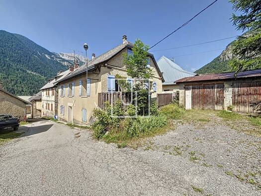 Maison à vendre 224 000 € 7 pièces 4 chambres 141 m² 187 m² de terrain Les Thuiles 04400