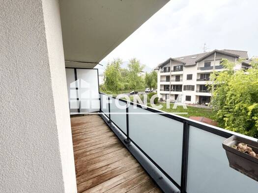 Appartement à louer 1 050 € 2 pièces 1 chambre 46 m² 2ème étage Est Gex 01170