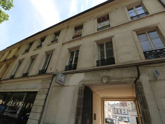 Local commercial à louer 37 500 € 1 323 m² de surface de vente Versailles 78000